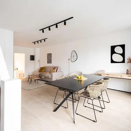 Inviting 5-person Duplex In Vibrant Antwerp