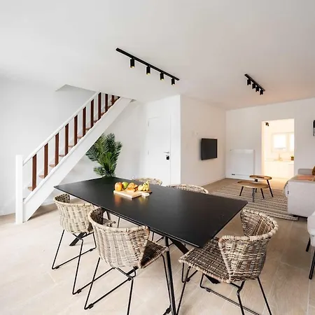 Inviting 5-person Duplex In Vibrant