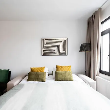 Inviting 5-person Duplex In Vibrant *