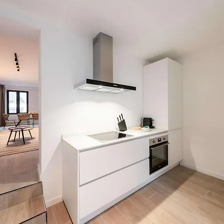 Inviting 5-person Duplex In Vibrant *