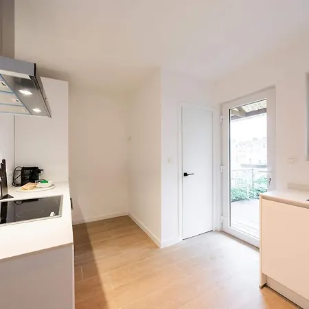 Inviting 5-person Duplex In Vibrant Apartment *